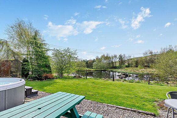 2-Bedroom Hot Tub Cottage in Blacklunans, Blacklunans